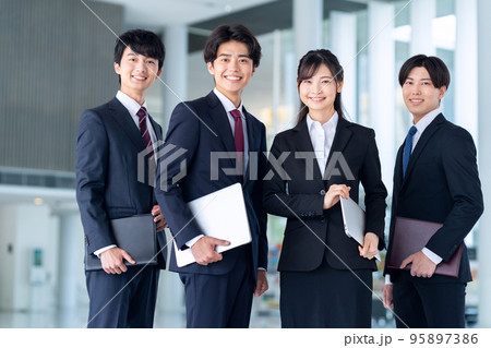 オフィス　男女　ビジネス　就職活動　新入社員 95897386