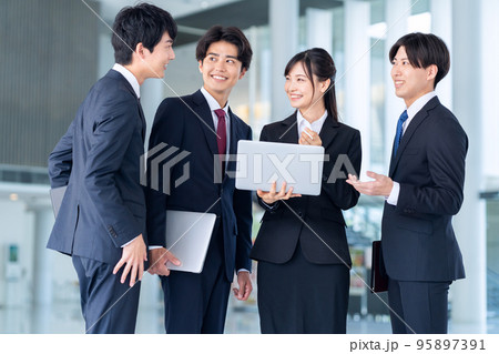 オフィス　男女　ビジネス　就職活動　新入社員 95897391