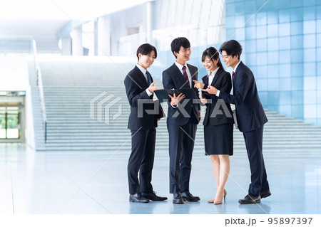 オフィス　男女　ビジネス　就職活動　新入社員 95897397