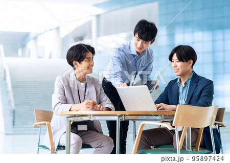 会議 オフィスカジュアル ビジネス オフィス エンジニア 会議 オフィスカジュアル ビジネス オフィス エンジニア 95897424