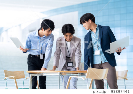 会議 オフィスカジュアル ビジネス オフィス エンジニア 会議 オフィスカジュアル ビジネス オフィス エンジニア 95897441