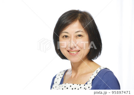 エプロンをした笑顔の中年女性 95897471