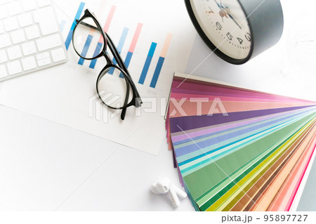 デスクにある色見本とメガネと時計(デスクイメージ) デスクにある色見本とメガネと時計(デスクイメージ) 95897727