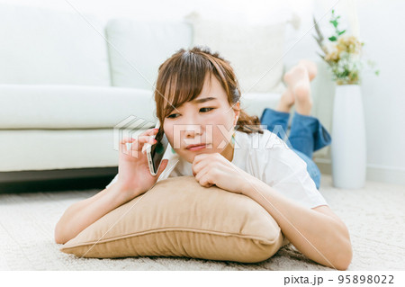 電話で迷惑な詐欺の勧誘を受け困る日本人女性(悩む) 電話で迷惑な詐欺の勧誘を受け困る日本人女性(悩む) 95898022