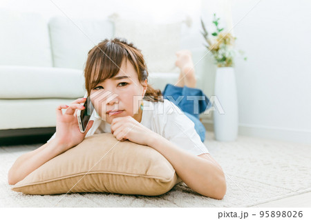 しつこいストーカーから電話が来て困る日本人女性（悩む） 95898026