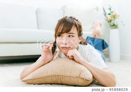スマホで電話しながら怒る日本人女性(悩む) スマホで電話しながら怒る日本人女性(悩む) 95898029