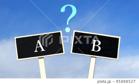 AとBの文字入り黒いプレート2つ_青空背景 95898527