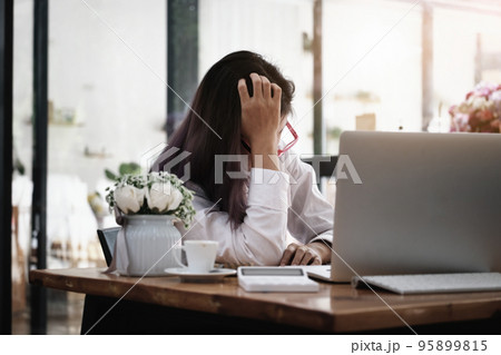 Employees show signs of boredom from working full time 95899815