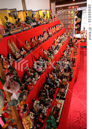 桃の節句、弥生の節句のひな祭り、きらびやかな段飾りや豪華なお雛様。 95899880
