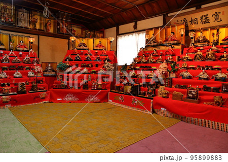 桃の節句、弥生の節句のひな祭り、きらびやかな段飾りや豪華なお雛様。 桃の節句、弥生の節句のひな祭り、きらびやかな段飾りや豪華なお雛様。 95899883