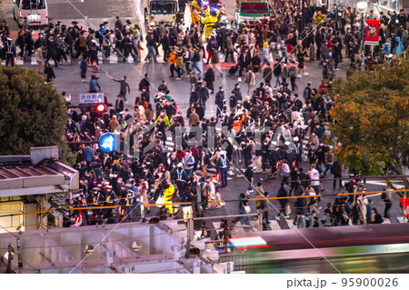 日本の東京都市景観 ハロ本番。3年ぶり自粛要請なしの渋谷ハロウィン。脅威の人出＝31日、18時過ぎ 95900026