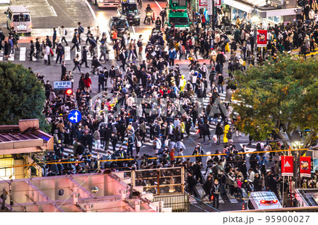 日本の東京都市景観 ハロ本番。3年ぶり自粛要請なしの渋谷ハロウィン。脅威の人出=31日、18時過ぎ 日本の東京都市景観 ハロ本番。3年ぶり自粛要請なしの渋谷ハロウィン。脅威の人出=31日、18時過ぎ 95900027