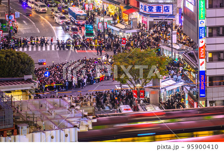 日本の東京都市景観 ハロ本番。渋谷ハロウィン。“名物”ロープ誘導…脅威の人出＝31日、19時43分 95900410