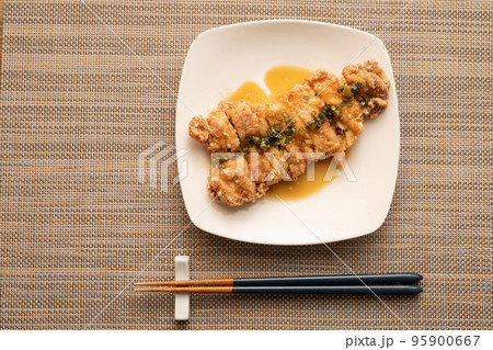 ネギソースをかけた鶏肉の竜田揚げ ネギソースをかけた鶏肉の竜田揚げ 95900667
