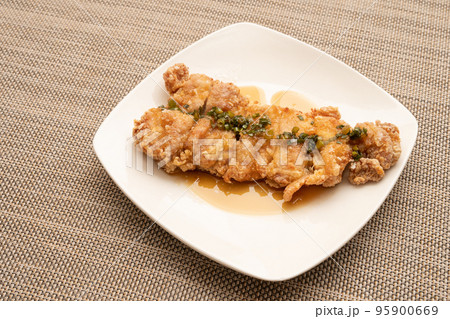 ネギソースをかけた鶏肉の竜田揚げ ネギソースをかけた鶏肉の竜田揚げ 95900669