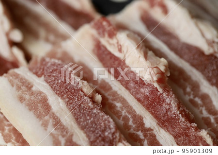 半解凍の北海道産の焼肉用にカットした三元豚 バラ肉 半解凍の北海道産の焼肉用にカットした三元豚 バラ肉 95901309