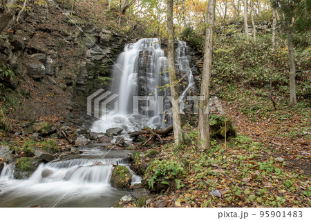雅に流れ落ちる錦見の滝 秋田県 鹿角市 雅に流れ落ちる錦見の滝 秋田県 鹿角市 95901483
