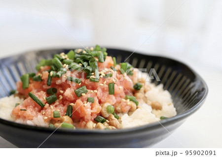 マグロのたたきのマグロ納豆丼 95902091