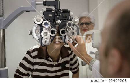 Ophthalmologists use special machines to measure eyesight. 95902203
