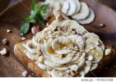 バナナとメープルとナッツのトーストアレンジ 95902388