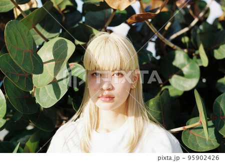 金髪の女性 金髪の女性 95902426