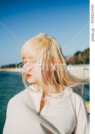 海と金髪の女性 95902440