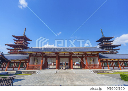 壮大なスケールの奈良 薬師寺の風景　西塔・中門・東塔 95902590