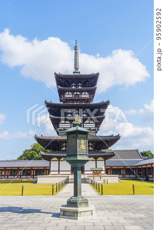 青空に映える薬師寺の東塔と灯籠（奈良県奈良市西ノ京町） 95902592