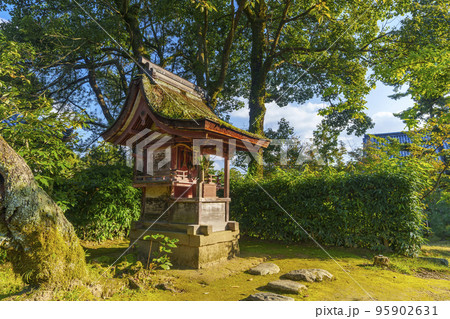 緑に囲まれた訶梨帝母社（唐招提寺） 95902631