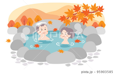 秋の露天風呂に入るシニア夫婦 95903585