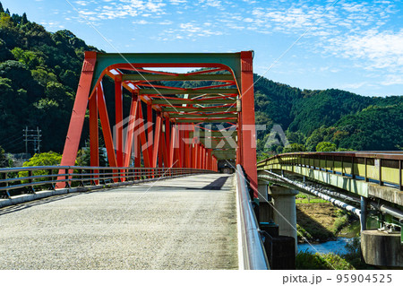 京都府の木津川にかかるゲルバートラス構造の笠置大橋 95904525