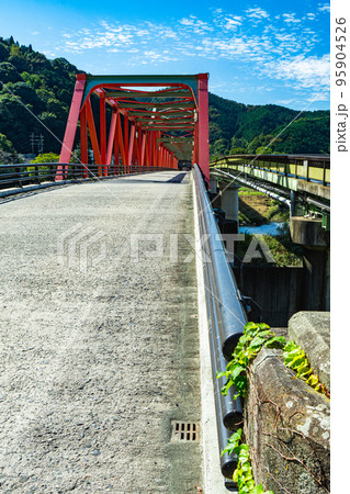 京都府の木津川にかかるゲルバートラス構造の笠置大橋 95904526