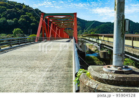 京都府の木津川にかかるゲルバートラス構造の笠置大橋 95904528