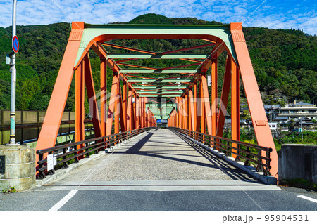京都府の木津川にかかるゲルバートラス構造の笠置大橋 95904531