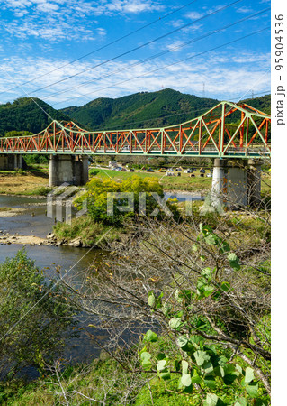 京都府の木津川にかかるゲルバートラス構造の笠置大橋 95904536