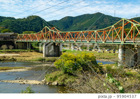 京都府の木津川にかかるゲルバートラス構造の笠置大橋 95904537