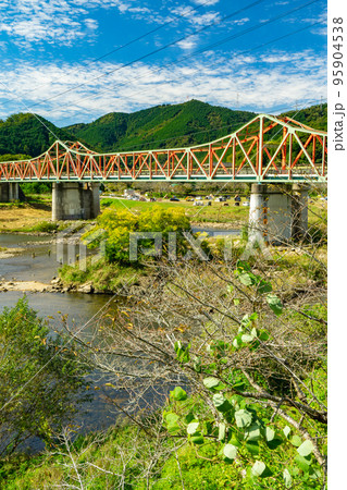 京都府の木津川にかかるゲルバートラス構造の笠置大橋 95904538