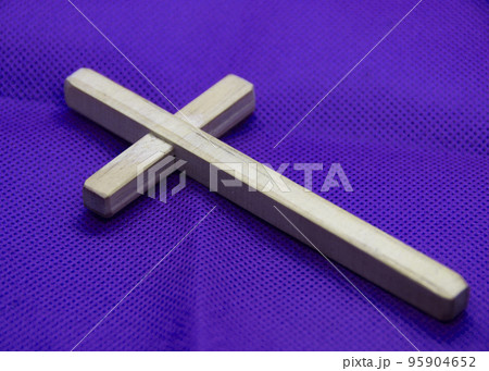 Wooden Cross on purple cover background representing Good Friday, Lent Season and Holy Week concept. 95904652