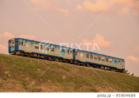 小海線の小淵沢大築堤を走るキハ110系観光特急HIGH RAIL1375 95904689
