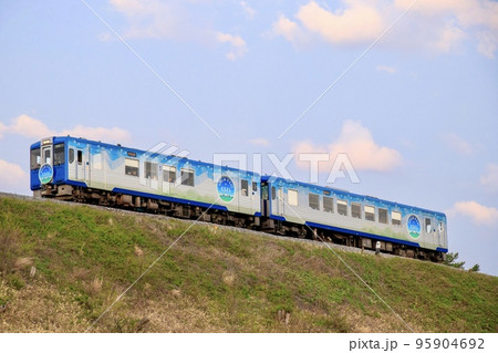 小海線の小淵沢大築堤を走るキハ110系観光特急HIGH RAIL1375 小海線の小淵沢大築堤を走るキハ110系観光特急HIGH RAIL1375 95904692