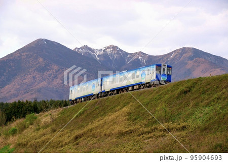八ヶ岳をバックに小海線の大築堤を走るキハ110系観光特急HIGH RAIL1375 八ヶ岳をバックに小海線の大築堤を走るキハ110系観光特急HIGH RAIL1375 95904693