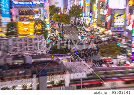 日本の東京都市景観 ハロ本番。渋谷ハロウィン。“名物”ロープ誘導…脅威の人出＝31日、18時45分 95905141
