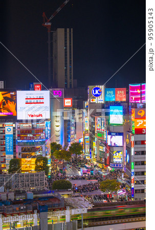 日本の東京都市景観 ハロ本番。渋谷ハロウィン。“名物”ロープ誘導…脅威の人出=31日、19時08分 日本の東京都市景観 ハロ本番。渋谷ハロウィン。“名物”ロープ誘導…脅威の人出=31日、19時08分 95905143