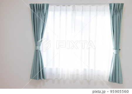 朝日の差し込む窓 95905560