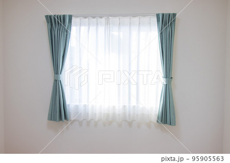 朝日の差し込む窓 95905563