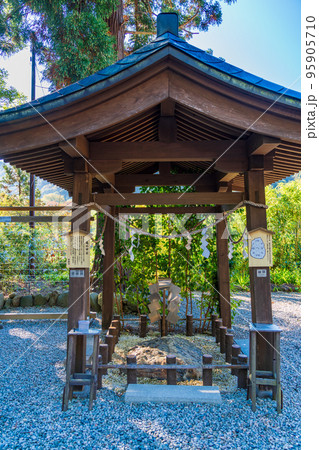 (山形県)秋の宝珠山立石寺(山寺) 亀の甲石 (山形県)秋の宝珠山立石寺(山寺) 亀の甲石 95905710