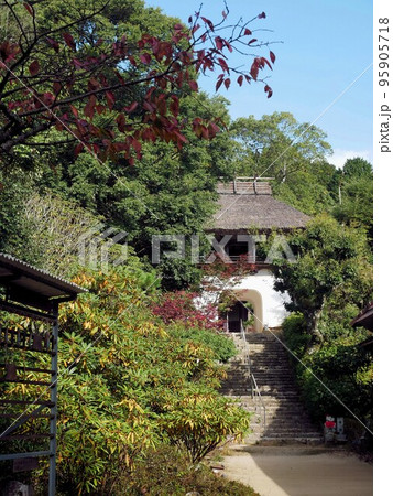 並滝寺　江戸時代の鐘楼門 95905718