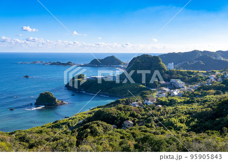 魚見塚展望台から鴨川市と太平洋を一望 95905843