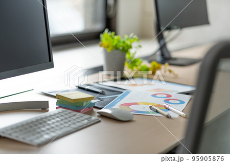 オフィスのデスクの上に広がるビジネスアイテム 95905876