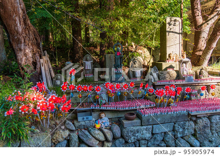 （山形県）秋の宝珠山立石寺（山寺）　水子供養地蔵尊 95905974